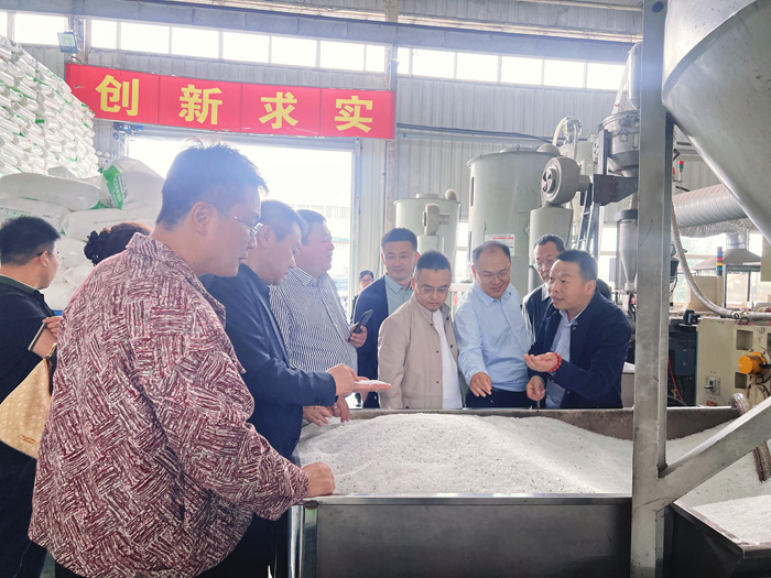 交大總裁班師生進入甘霖實業(yè)參觀學習 交大總裁班師生進入甘霖實業(yè)參觀學習