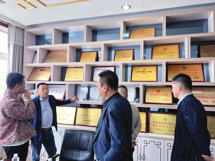 交大總裁班師生進入甘霖實業(yè)參觀學習 交大總裁班師生進入甘霖實業(yè)參觀學習