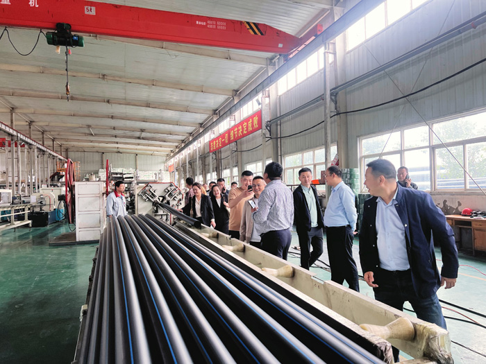 交大總裁班師生進入甘霖實業(yè)參觀學習 交大總裁班師生進入甘霖實業(yè)參觀學習